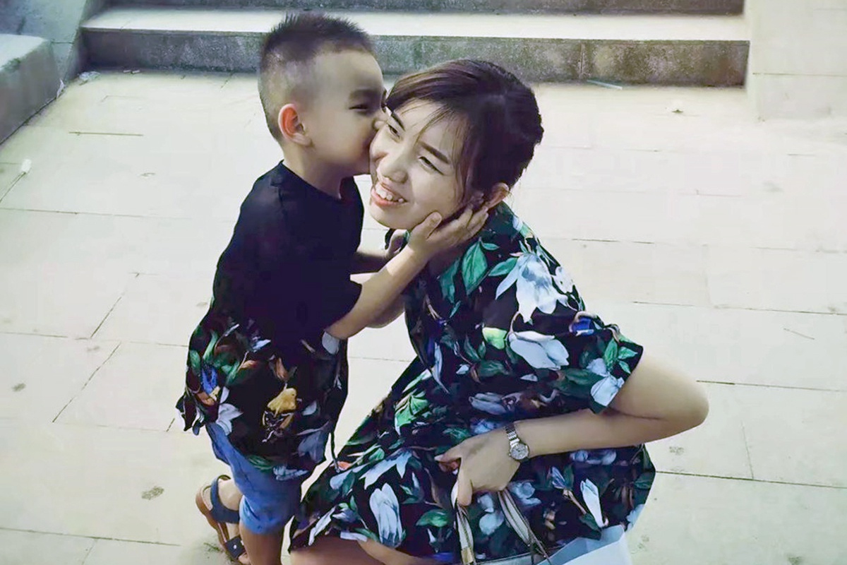 单亲妈妈为救儿子四处举债,怕忘掉自建账本:那都是沉甸甸的人情|黄彩