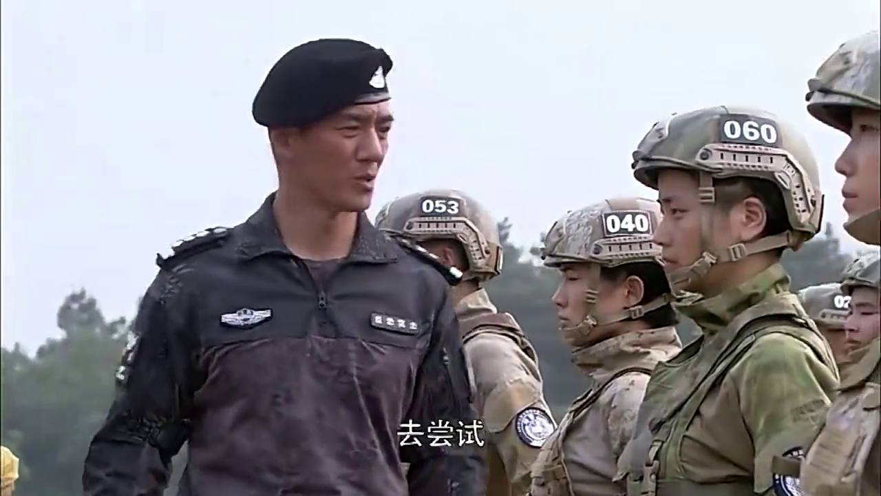 男兵参加训练却看不起女教官,教官一出手,男兵被虐惨