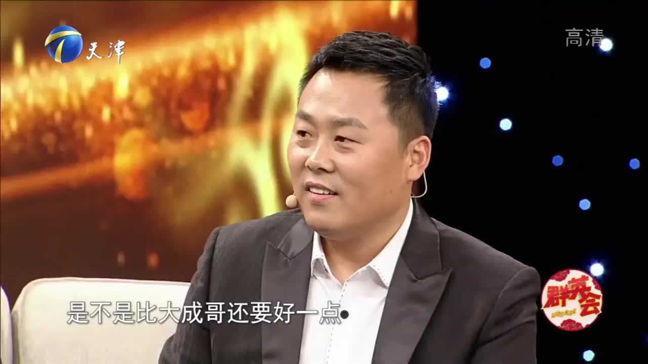 刘大成和漂亮妻子同台献唱,一个深情一个甜美,观众掌声雷动