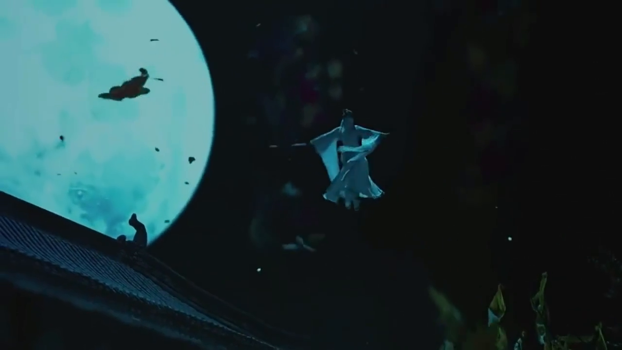 月下舞剑像似飞仙,撩动少男的心!