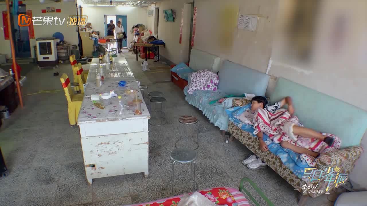 变形计:郑耘昊妈妈来接他了,他鞋都不穿就跑过去拥抱妈妈!