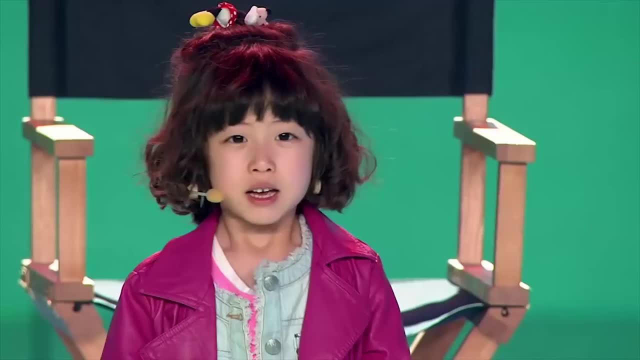 四岁半东北女童曲隽希当导演带领全家进行小品哭笑情绪说来就来