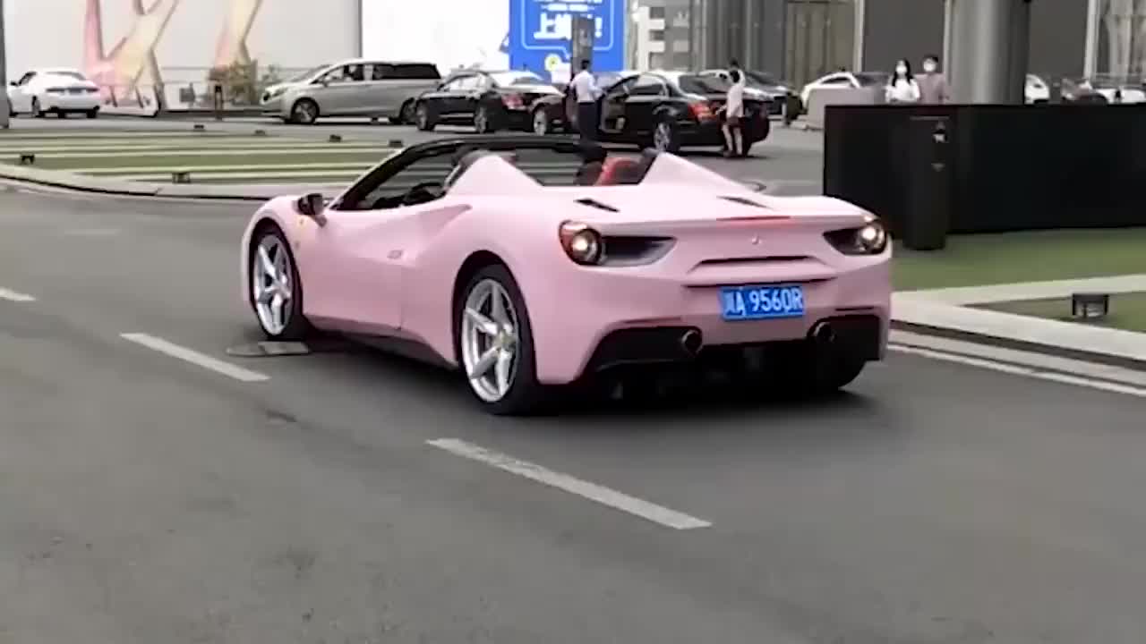 法拉利高调出行,倒车的那一刻我却看不懂!
