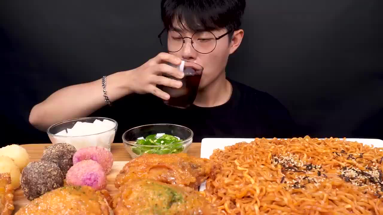 韩国吃货小哥,吃蒜蓉炸鸡,火鸡面,又香又辣,吃得美滋滋