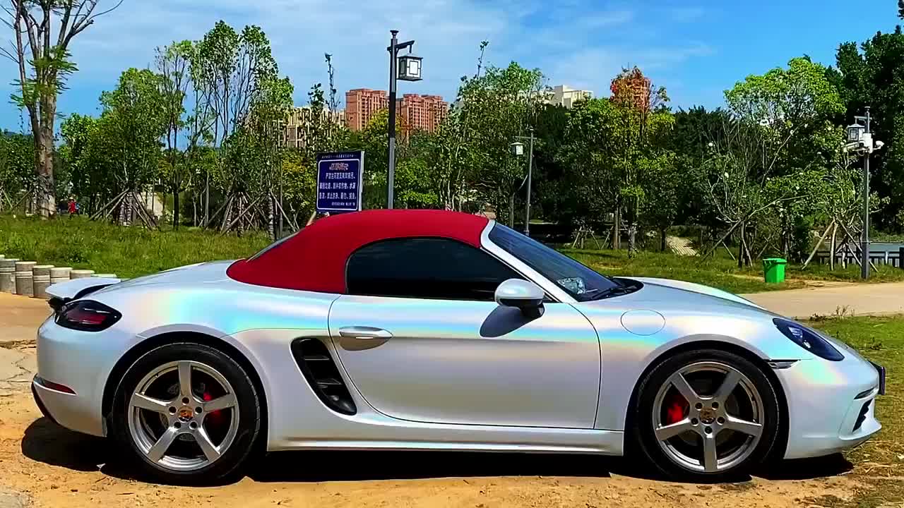 敞篷保时捷718搭配炫彩车漆!