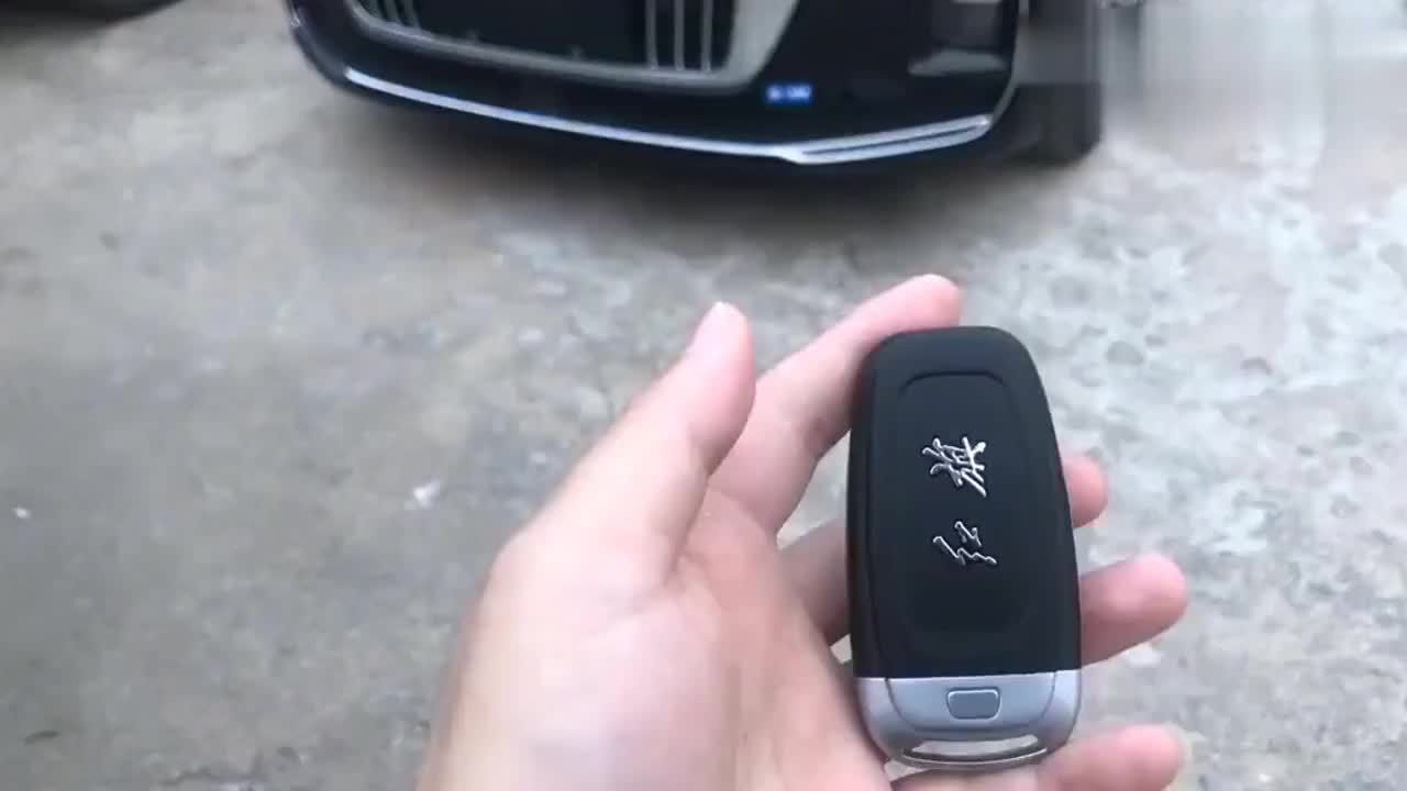 实拍:红旗h9按下钥匙亮起车灯,还考虑奥迪a6l吗?