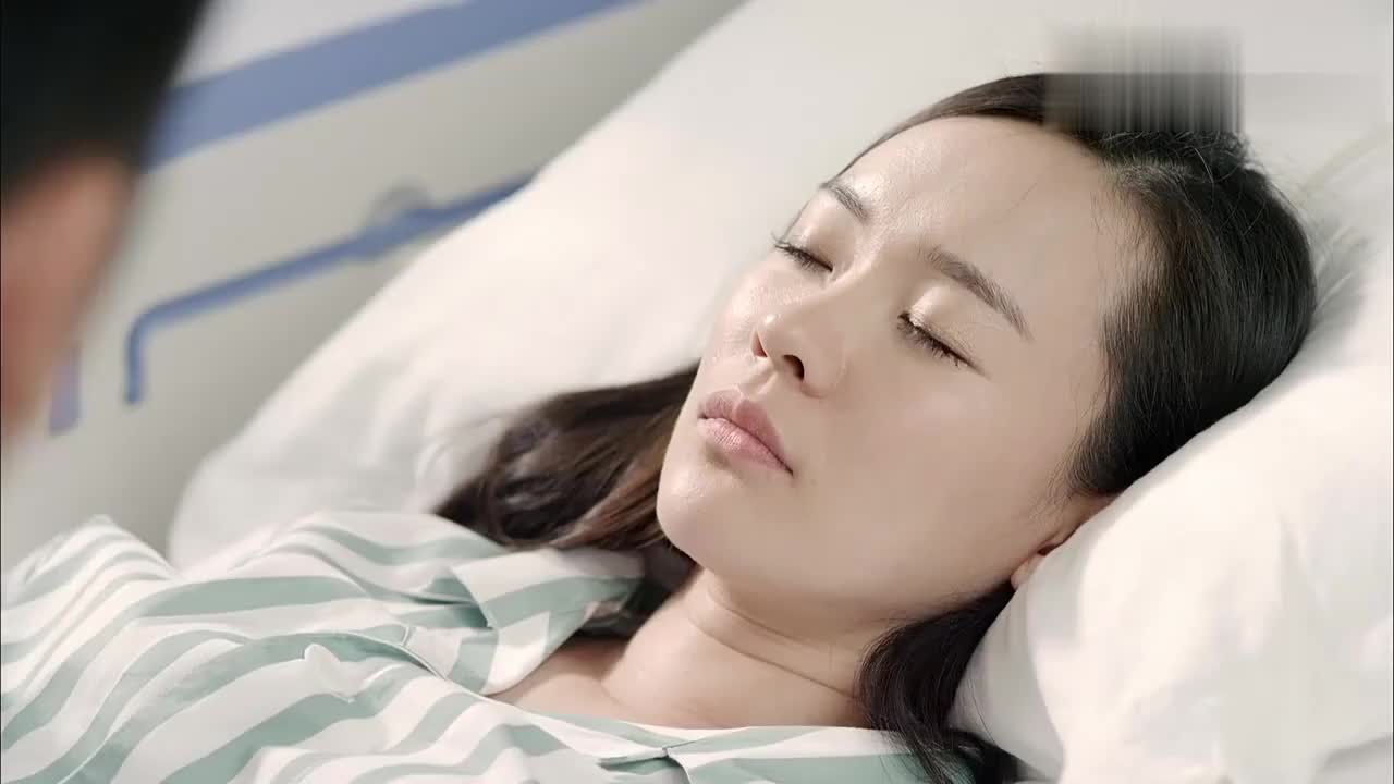 美女突然晕过去,众人以为昏迷了急得不行,哪料下一秒听到打鼾声