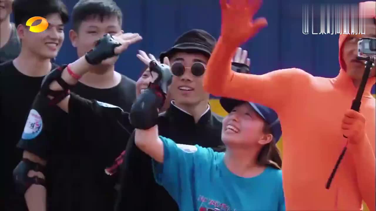 摇啊笑啊桥猎豹队小姐姐首发上阵卖力狂扭落下水波涛汹涌