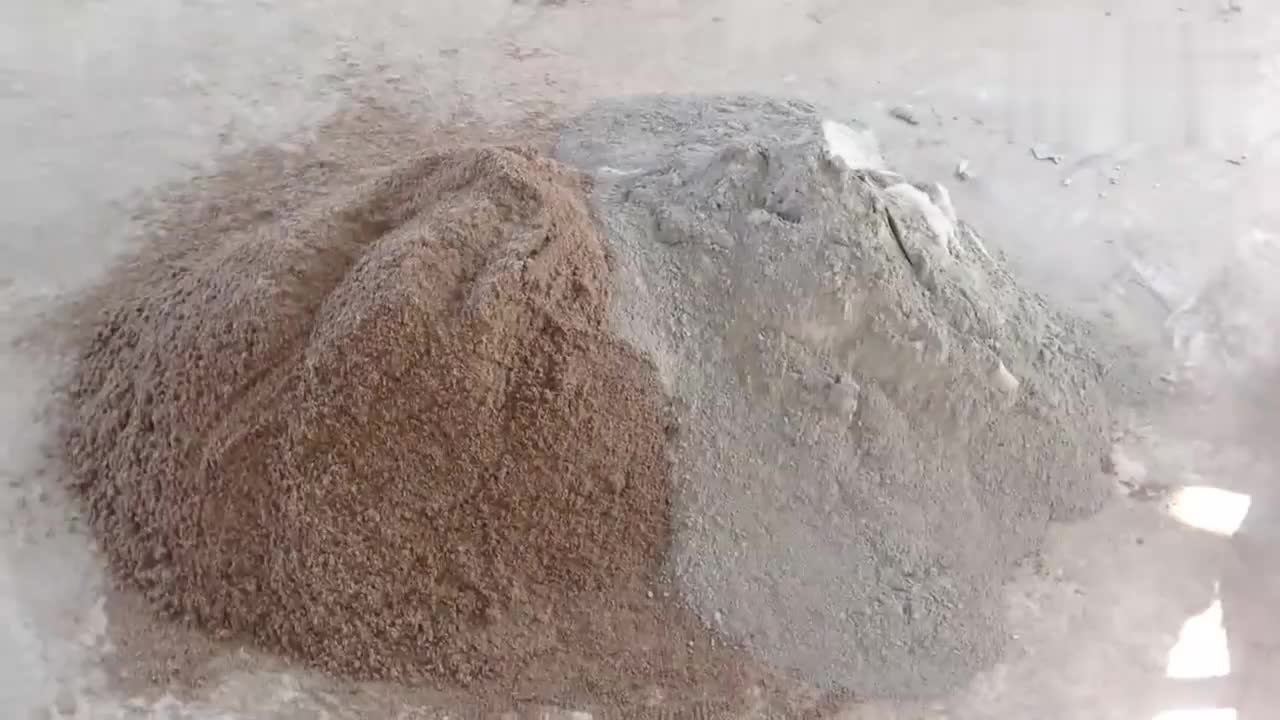 沙子堆出形状,再抹上水泥,一个底座就做好了