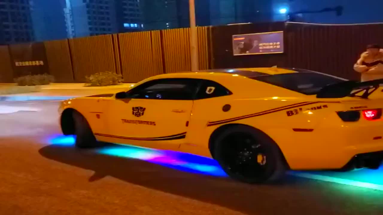 有钱人开着跑车炸街了,炫酷又亮眼,真羡慕啊!