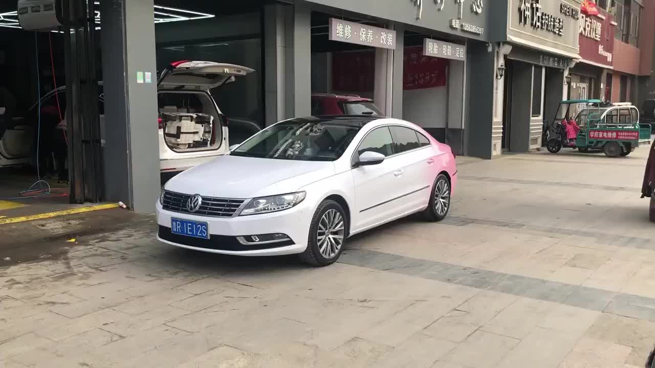 实拍:大众cc改装粉嫩渐变色车漆!