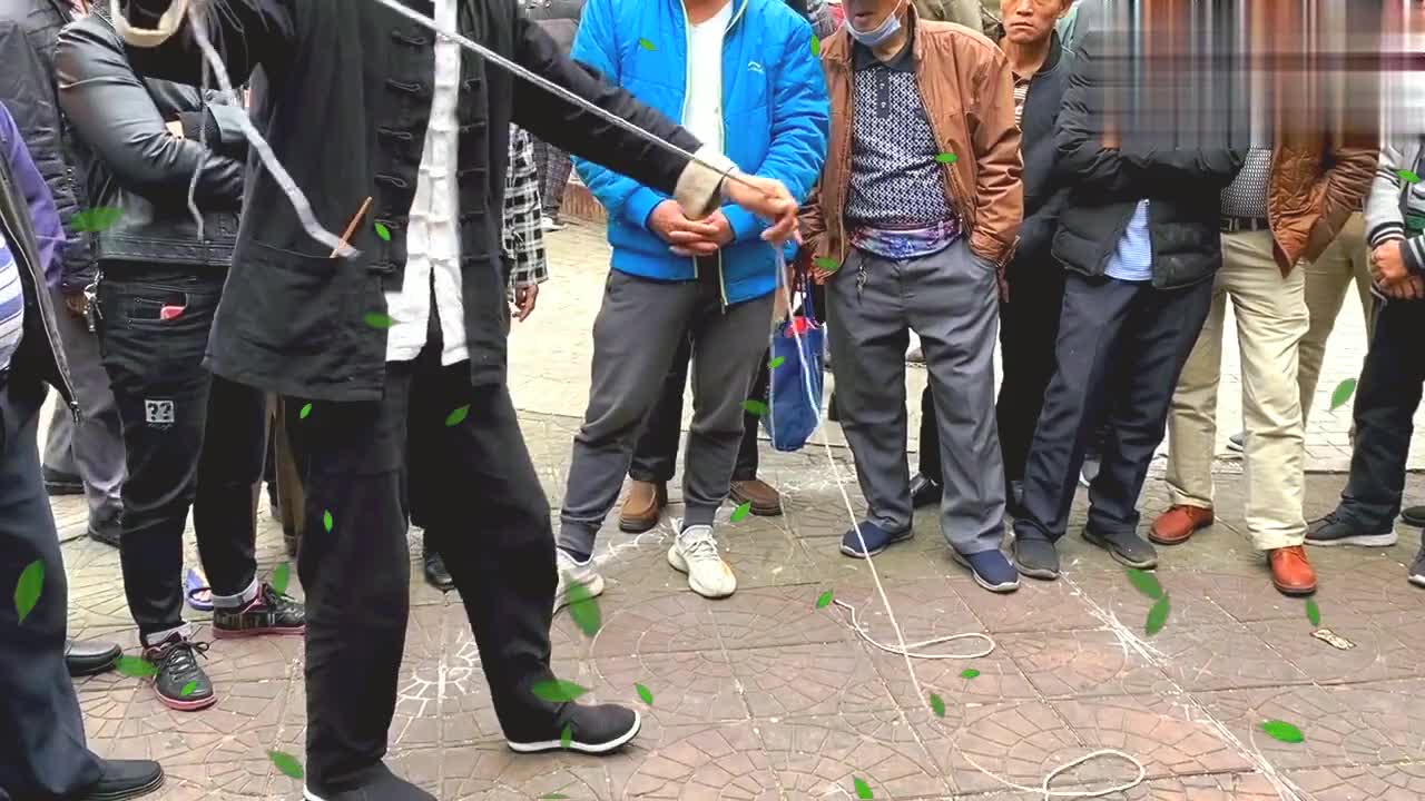 民间艺人军哥在海口街头表演变戏法,表演都结束了观众还愣在原地