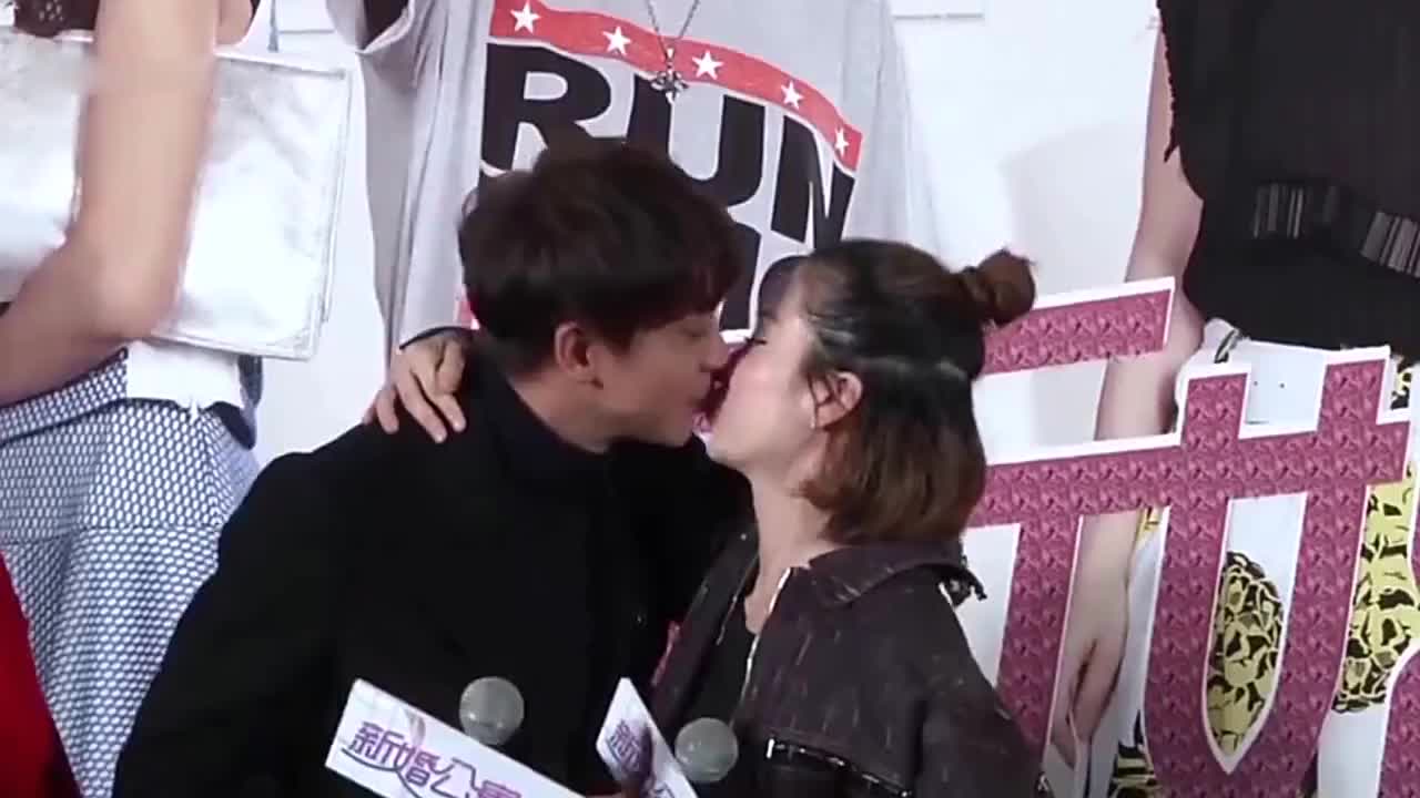 李玲玉表演的小品,笑点十足,逗死人了 为您推荐: 儿子叫李佳航"老公"