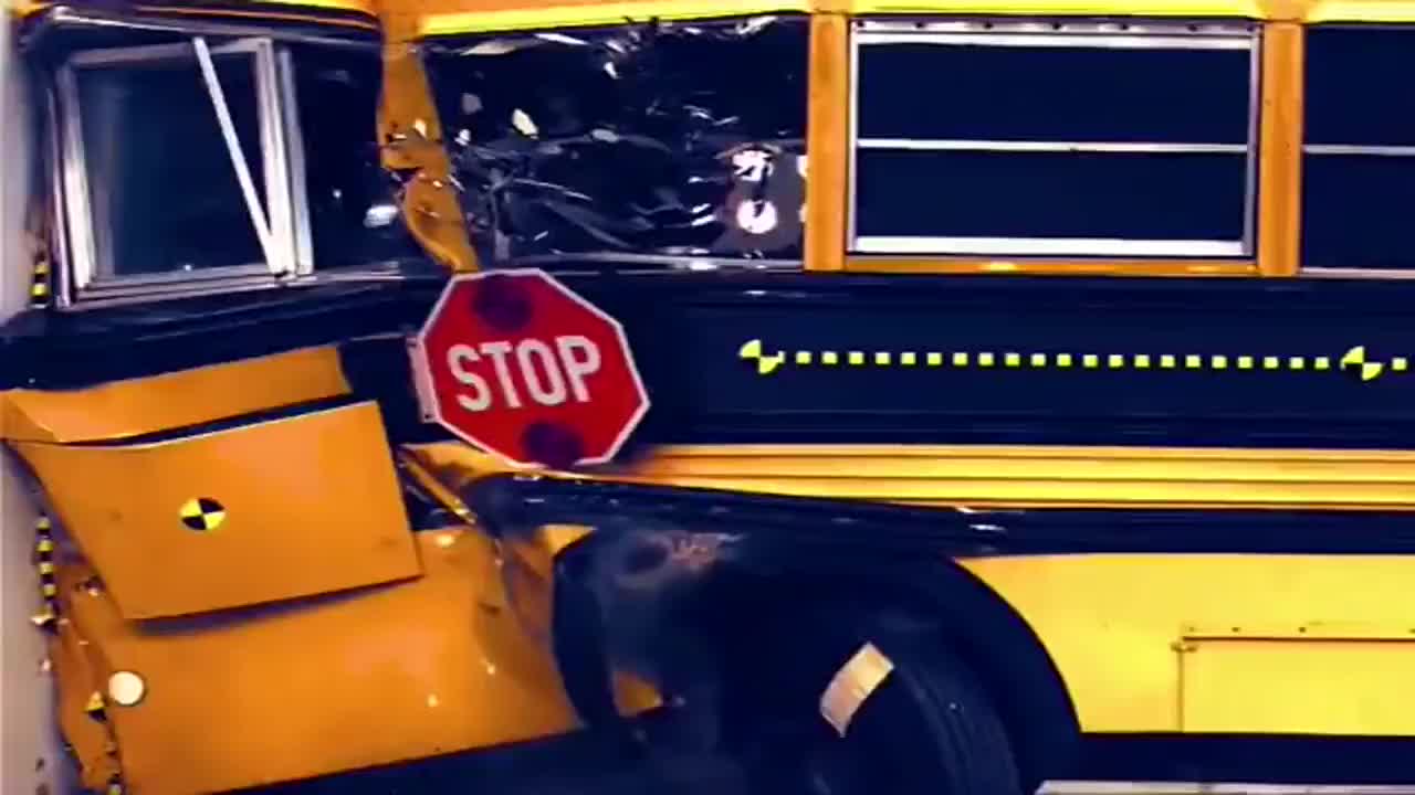 公交和校车高速碰撞测试,最应该保证安全的车