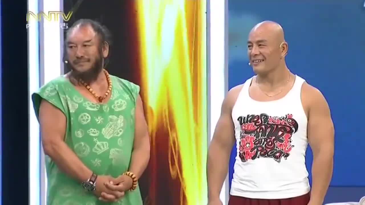 中国大力士龙武现场展示力量,一手把王为念举起,引观众惊呼不断