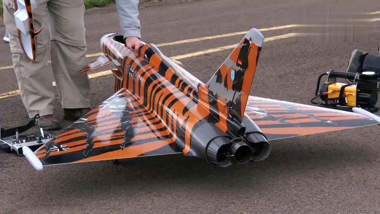 rc模型:喷气机飞行演示,这种大型玩具卖的很贵吧!