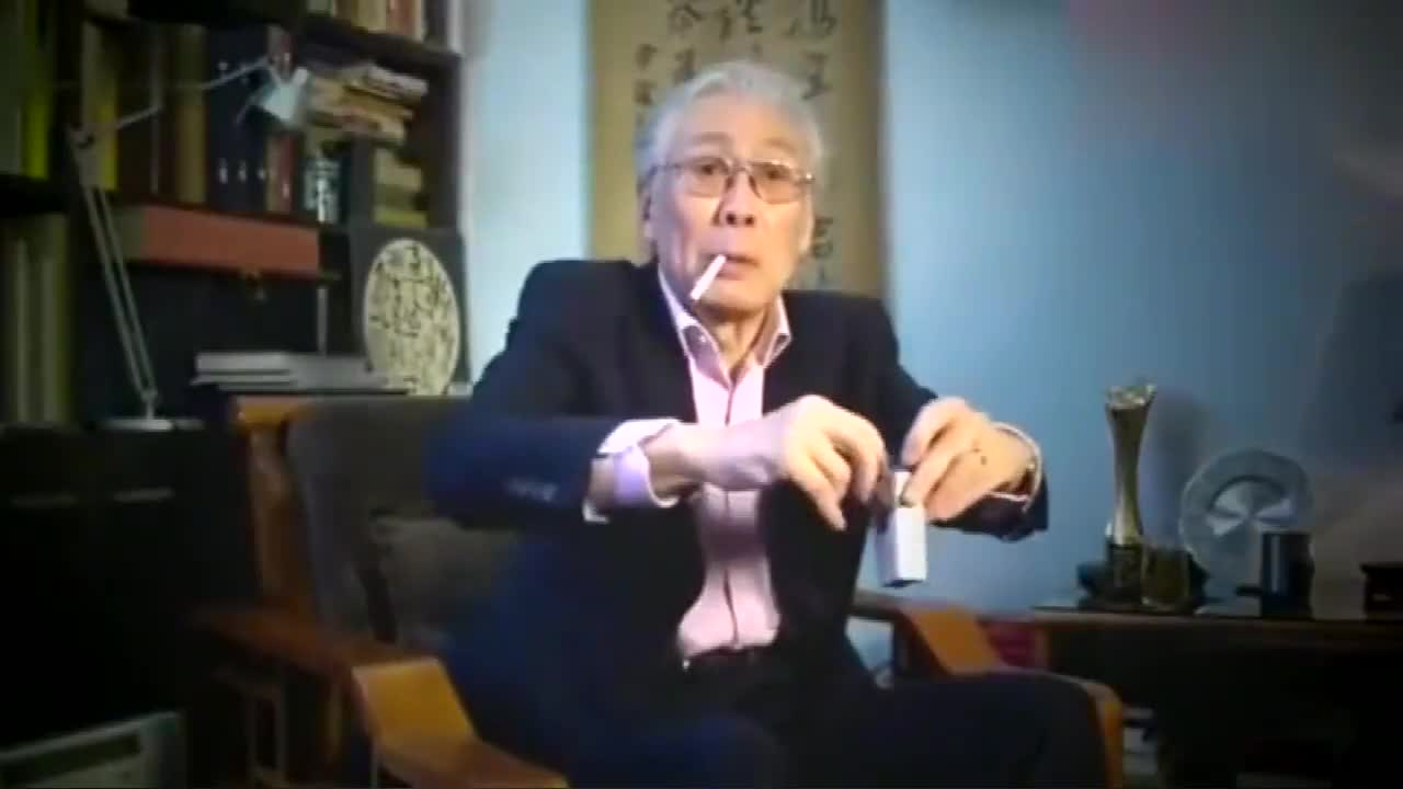 国家一级演员焦晃接受记者采访，给大家分烟很有亲和力_新浪新闻