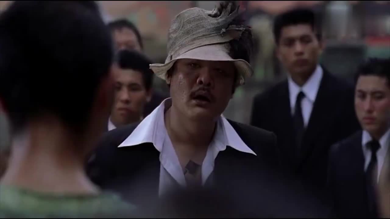 功夫中的一段谜团,你们注意到谁把黑帮老大打到桶里的!