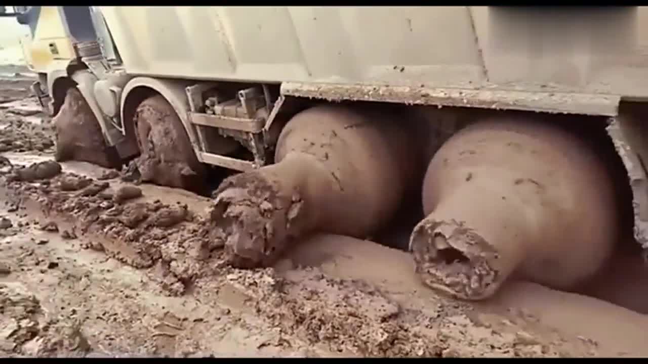 这辆大货车在泥泞路段行驶轮毂上的泥得上百斤了