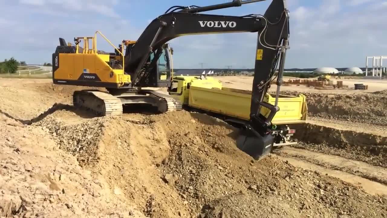 沃尔沃ec250e挖掘机装车司机动作很顺手