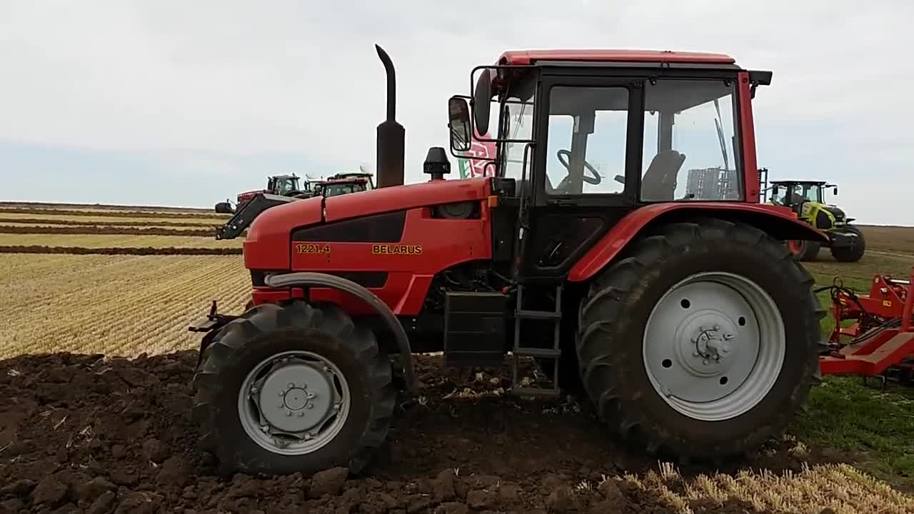 拖拉机翻过土,才知道什么才是"黑土地",真肥啊!