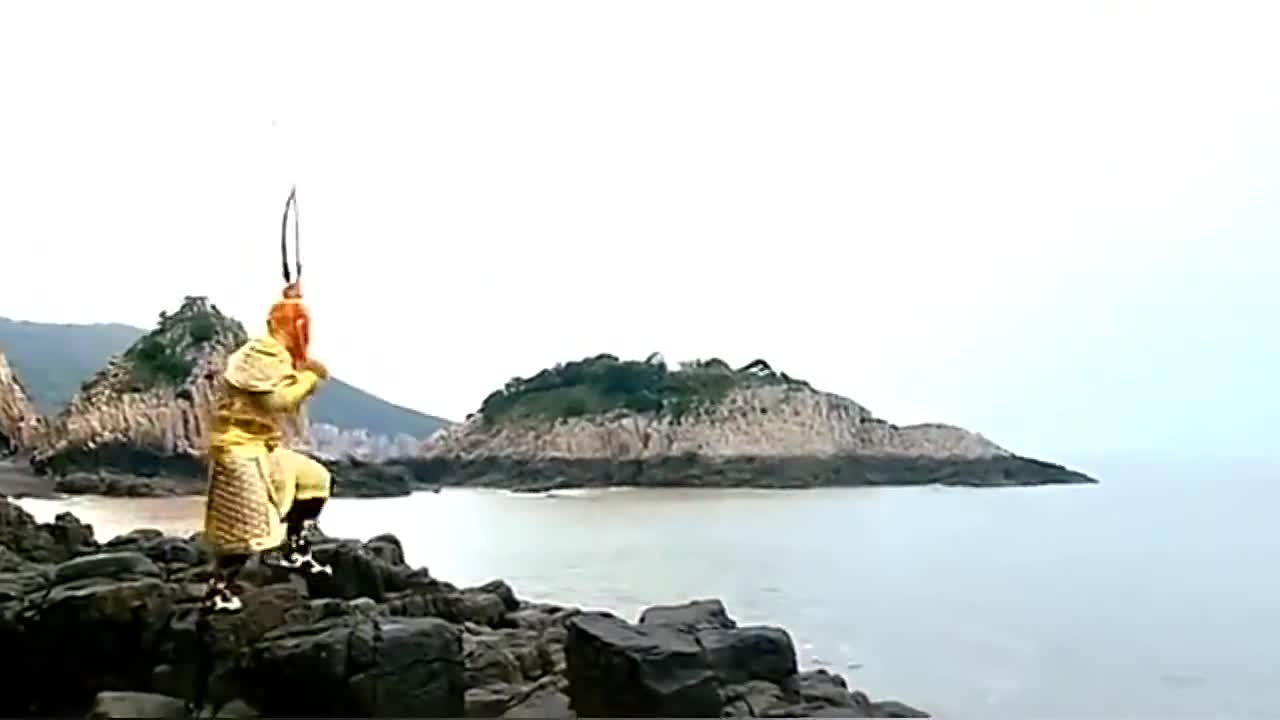 齐天大圣面对大海大喊了一声"金箍棒出来",瞬间冲出海面