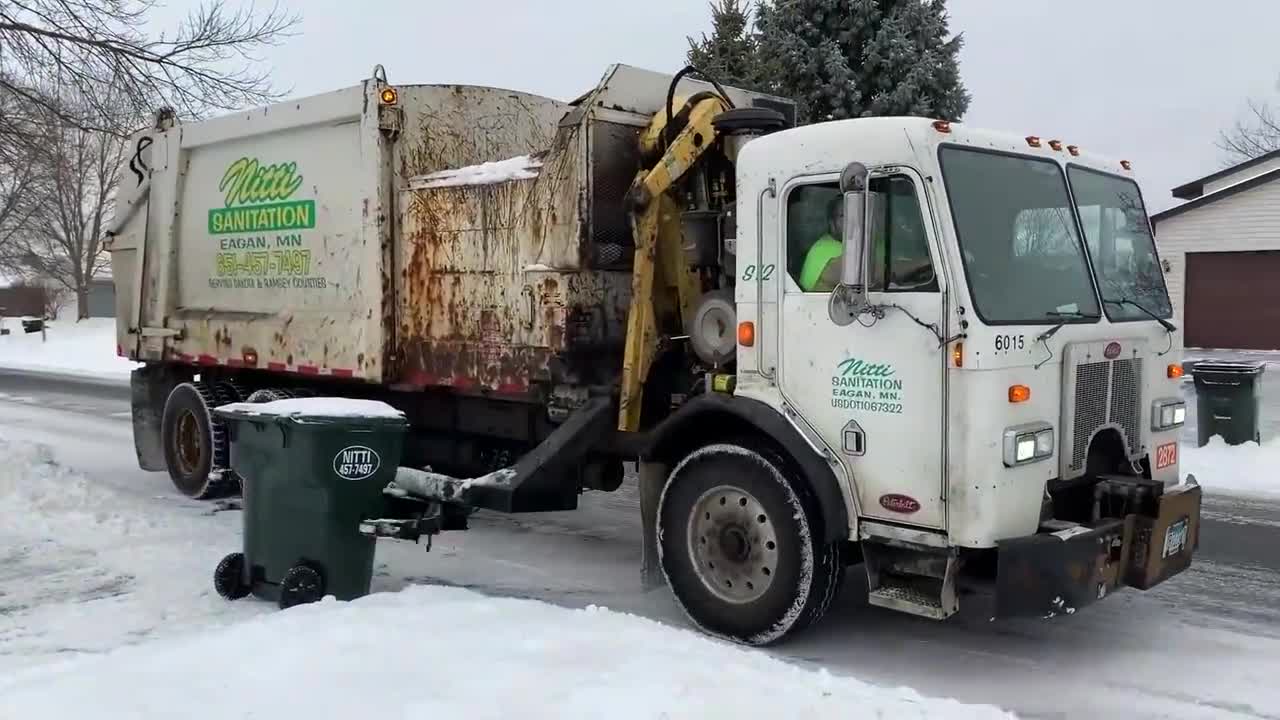 国外环卫的垃圾卡车,精准回收垃圾