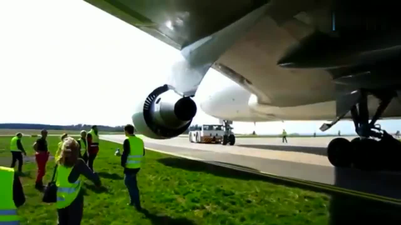 波音747飞机引擎的反向推力真强大，汽车都被吹飞！_新浪新闻