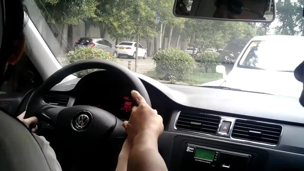 果然科目二倒车入库不到位,教练连靓女的面子都不给的