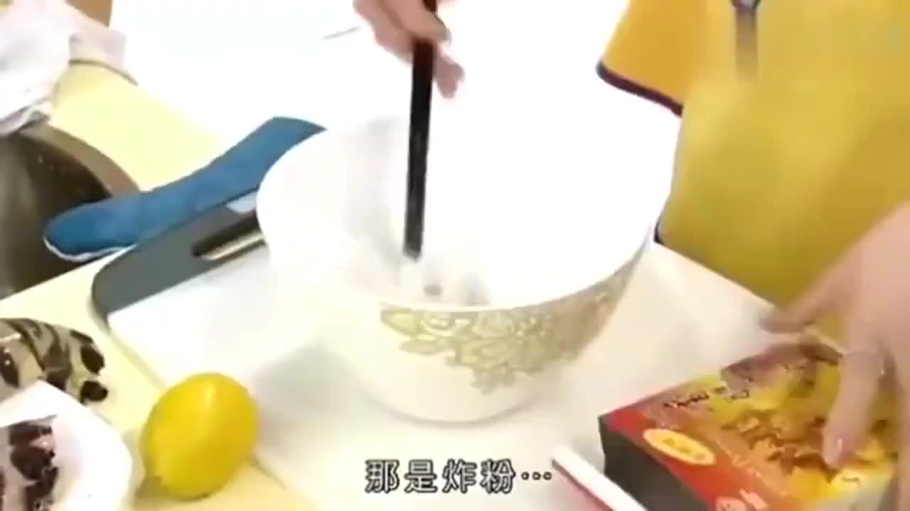 美女厨房梁汉文大笑吃虾边吃边喷菜 邓紫棋黑暗料理全场打零分 邓紫棋 美女厨房 梁汉文 新浪新闻 美女厨房梁汉文大笑吃虾边吃边喷菜 邓紫棋黑暗料理全场打零分 邓紫棋 美女厨房 梁汉文 新浪新闻