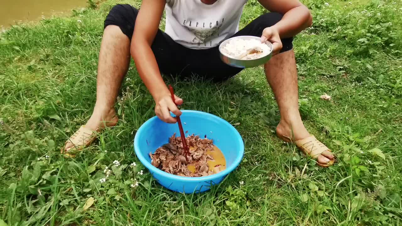 小邓进山养鱼抓了一只5斤重的鸭子做乡村啤酒鸭吃的真过瘾