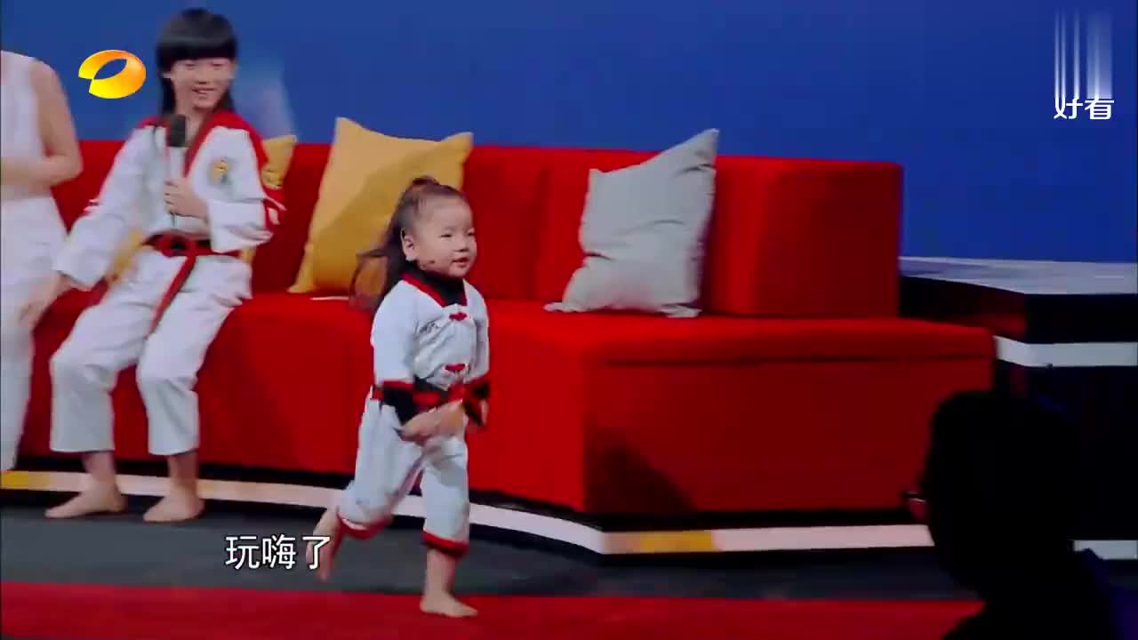 妹妹眼看要摔倒,林秋楠反应惊人一把接住妹妹,谢娜看懵丨孩子