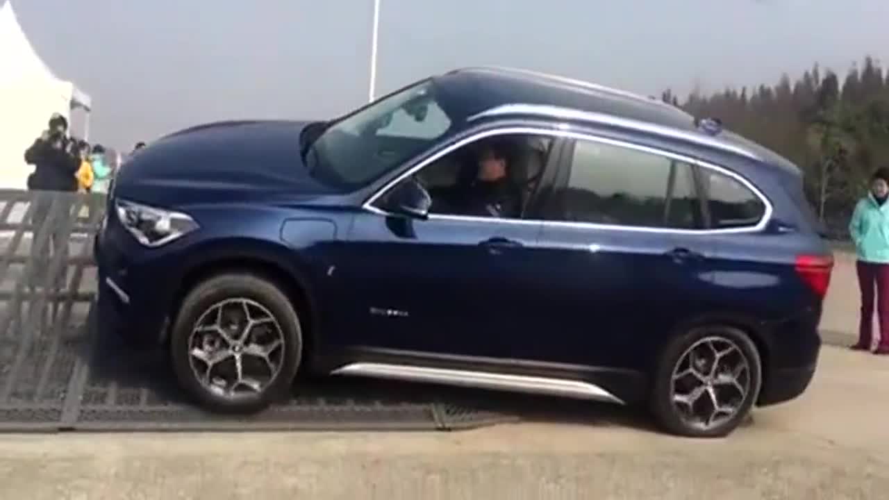 视频：宝马X1插电混动性能测试老司机一脚踩上去围观人员都笑了！