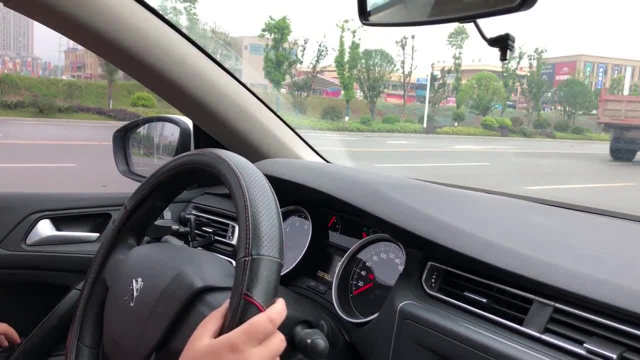 女司机拿驾照后开车上路这车技要把教练整蒙