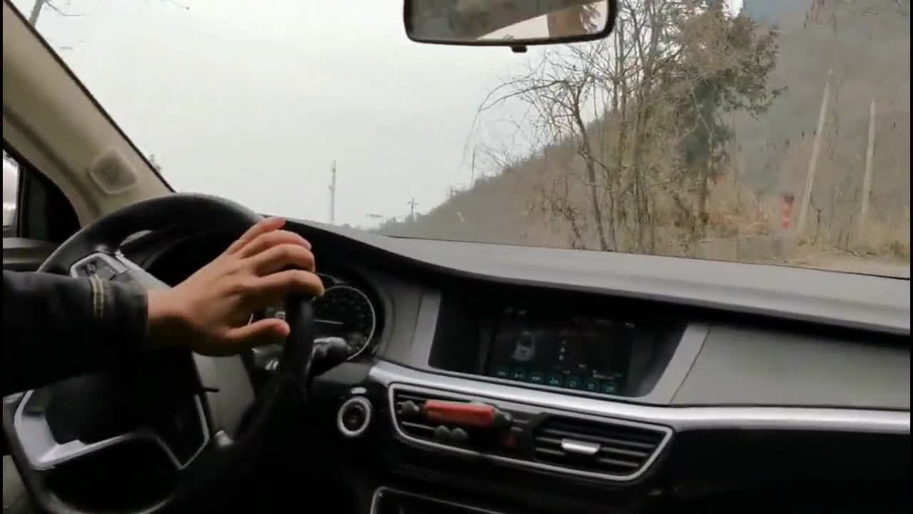 湖北民间一位开车高手,单手开车跑山路,一看就是老司机
