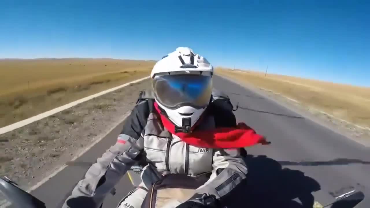 机车摩托:骑士摩旅途中边骑机车边自拍,风景独好