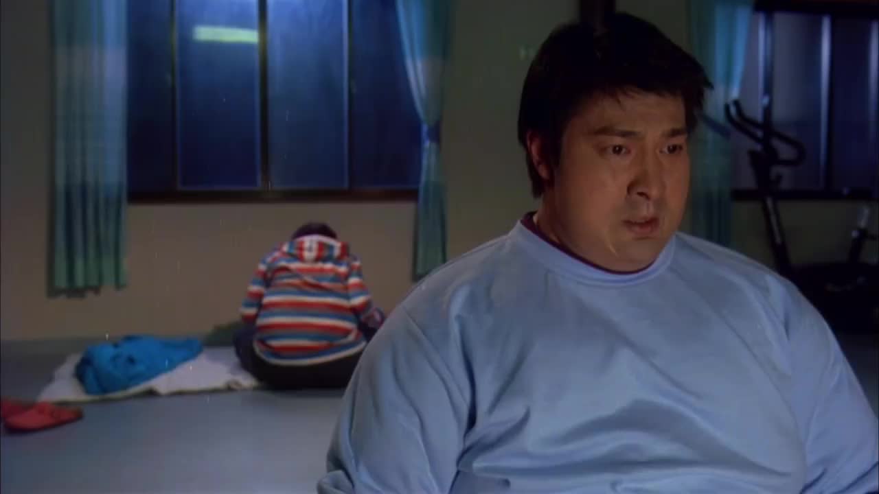 瘦身男女:mini这个睡姿太强了,男生都做不出来,看着胯都疼