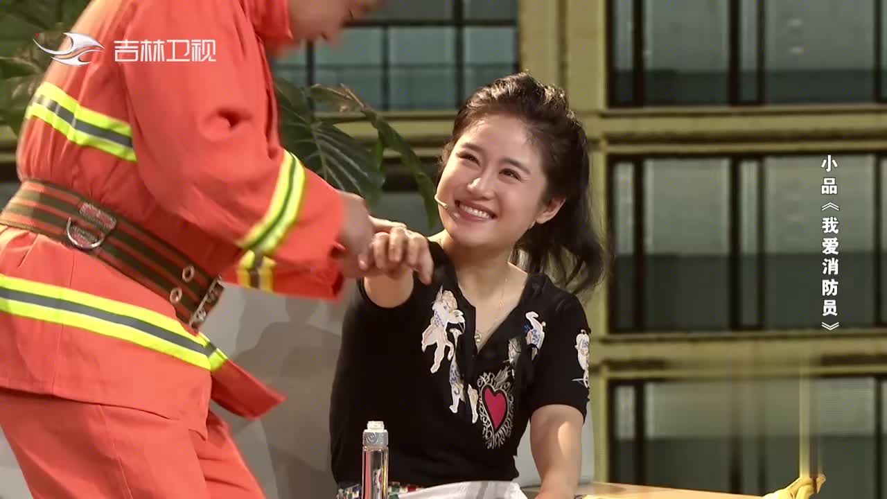 郭金杰去大川家,大川媳妇:你孪生兄弟来了,真逗!