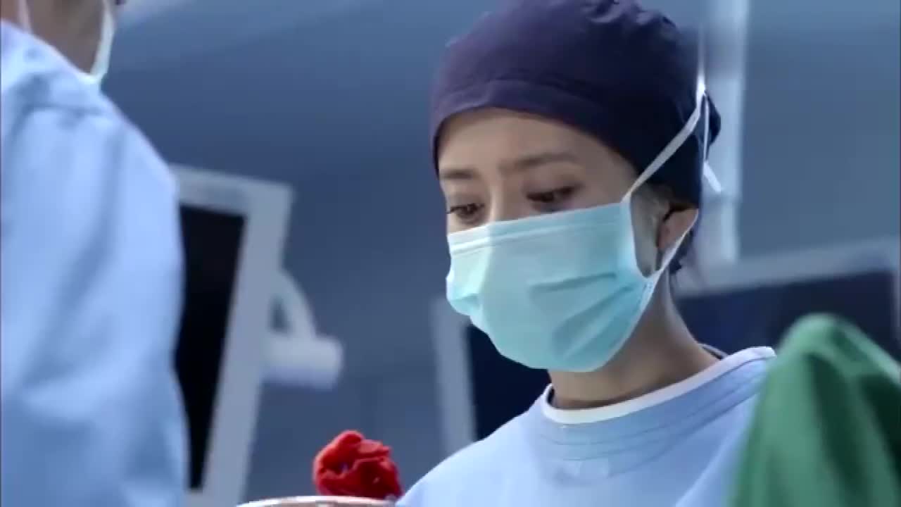 产科医生:手术进行中,何晶发现纱布颜色不对,救了患者一命