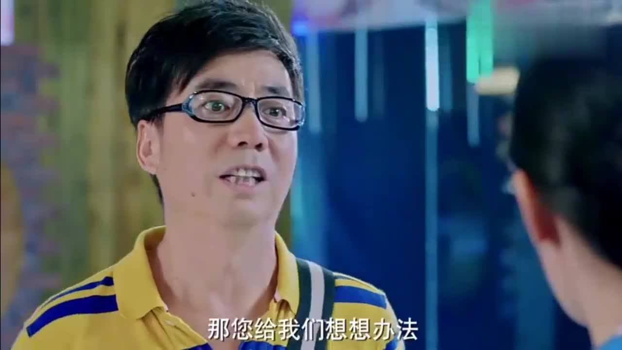 爆笑剧:老抠请客,一听家人要点大闸蟹,立马把菜单抢过去全点素