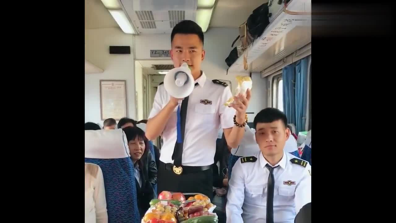 帅气列车员火车上卖东西,当他一开口唱歌,真的太好听了!