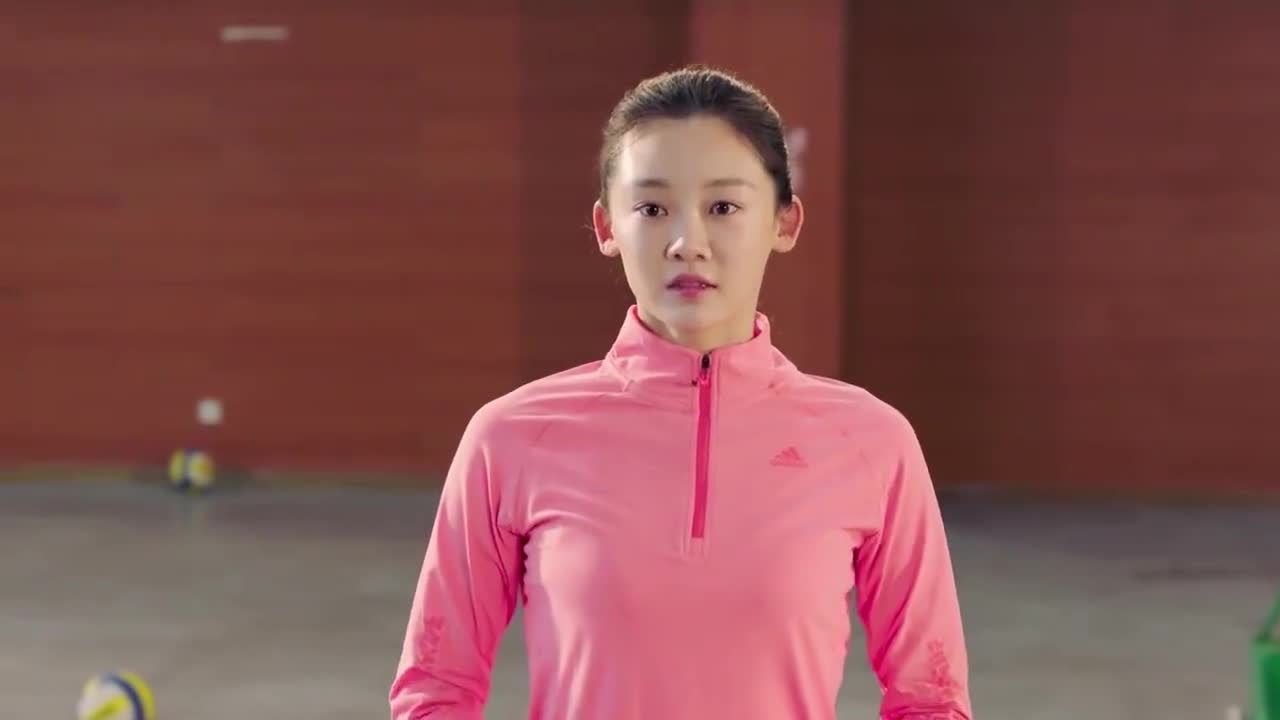 青春抛物线易安乐站在球场发呆神情异样,她想起了什么