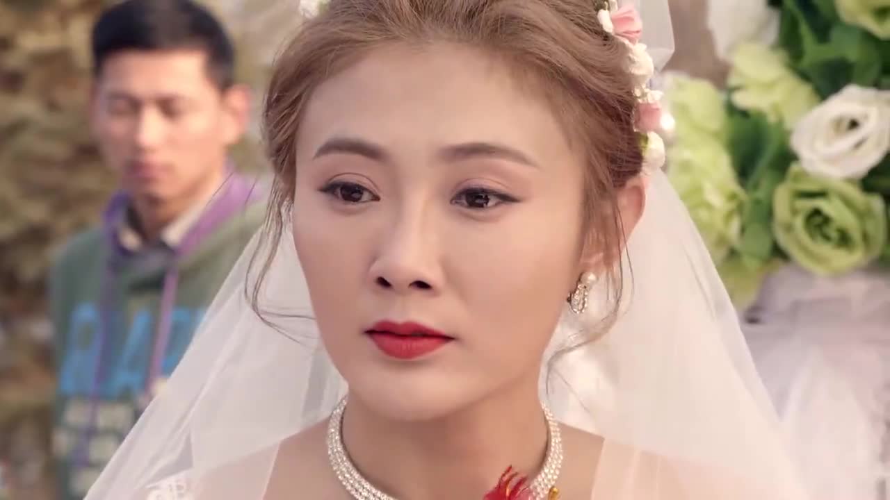 结婚当天新郎逃婚没想新娘是个狠茬下秒拿着棍子就开揍