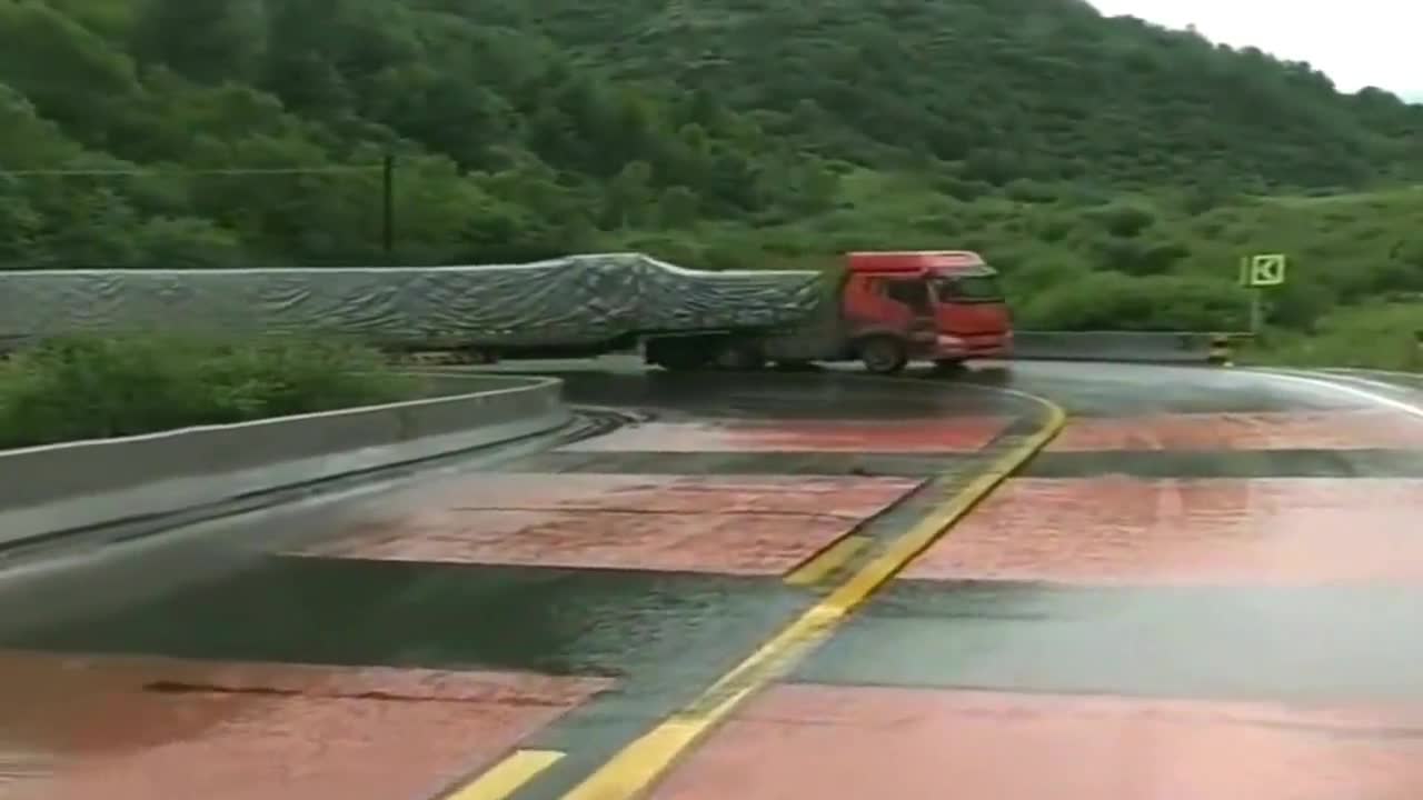 行车记录仪大货车拐弯可不是闹着玩的视频车停车让行