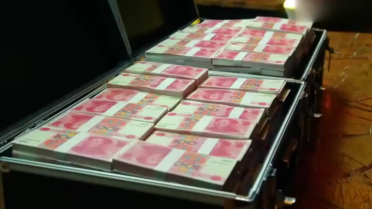 精彩影视马大叔讨债成功五百万大洋拍桌子上土豪惊了