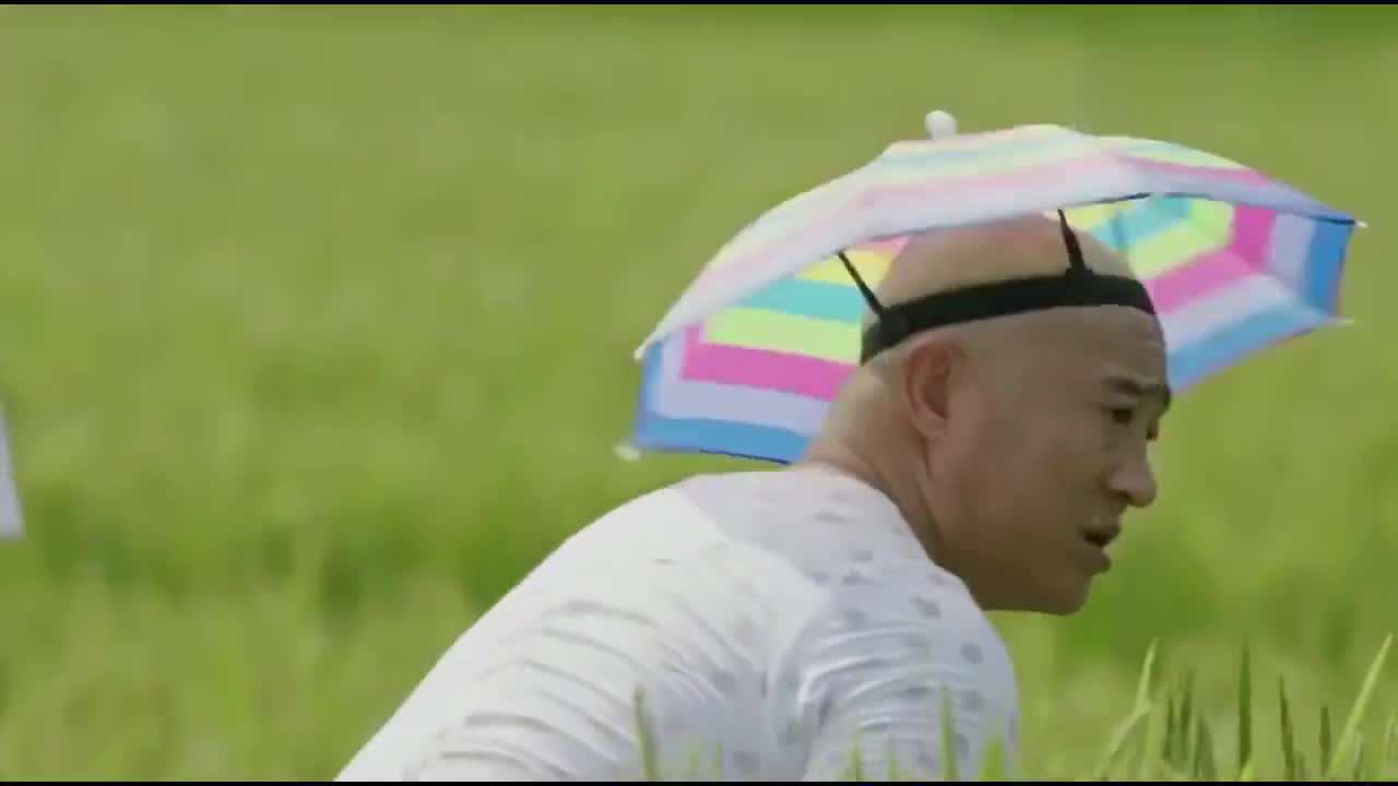 乡村爱情11:赵四穿花背心戴小花伞造型绝了,刘能见了就叫亲家母