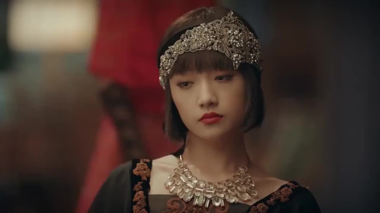 烈火军校织田显荣和詹姆士谈着话无意中看到了曲曼婷