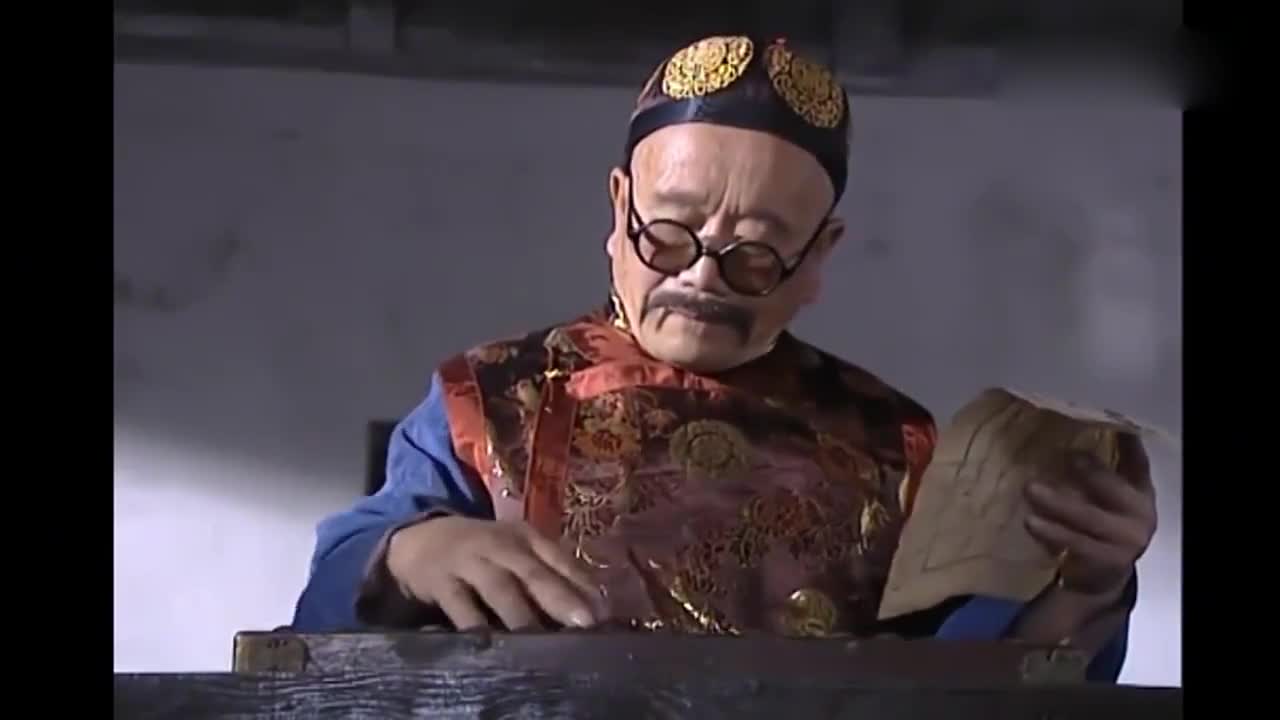 当铺老板敲诈李卫怎知李卫亮出大内腰牌老板看后吓懵了