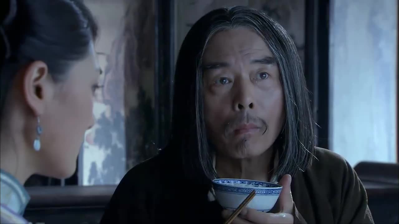 打狗棍看见自家闺女少只耳环铁王爷赶忙作揖是爹对不住你