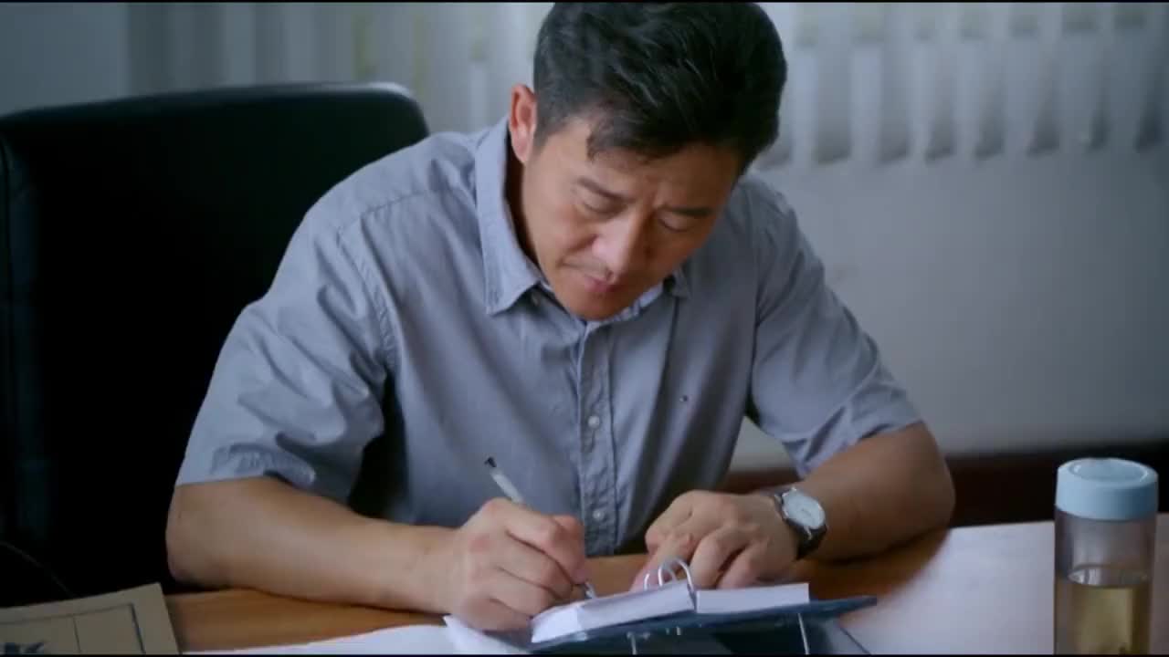 刑警队长胡队看重陈小东不料陈小东选择刑侦胡队顿时暴怒